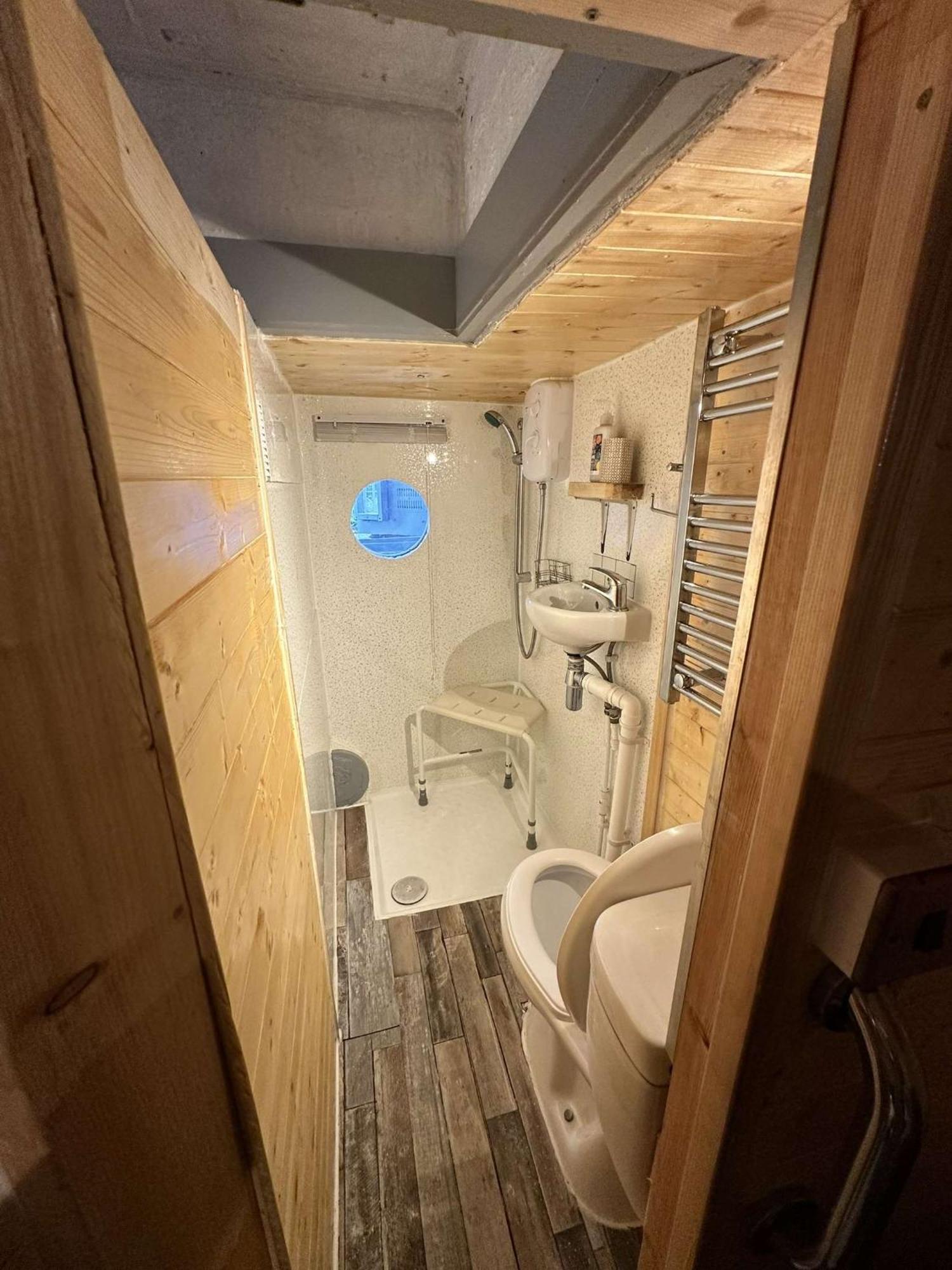 The Old Water Pumping Station Quirky Underground Hobbit House Apartment เพนแซนซ์ ภายนอก รูปภาพ