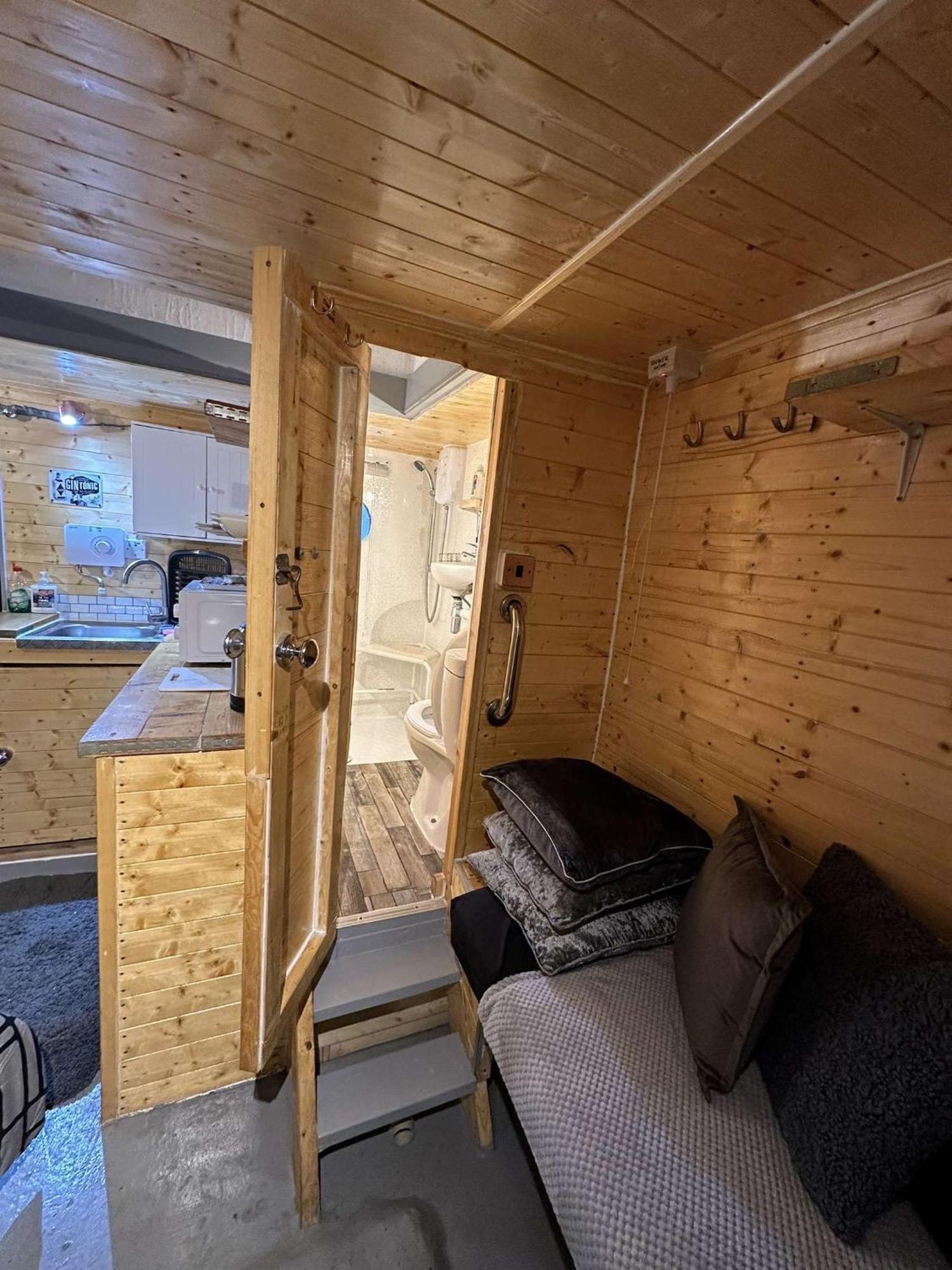 The Old Water Pumping Station Quirky Underground Hobbit House Apartment เพนแซนซ์ ภายนอก รูปภาพ