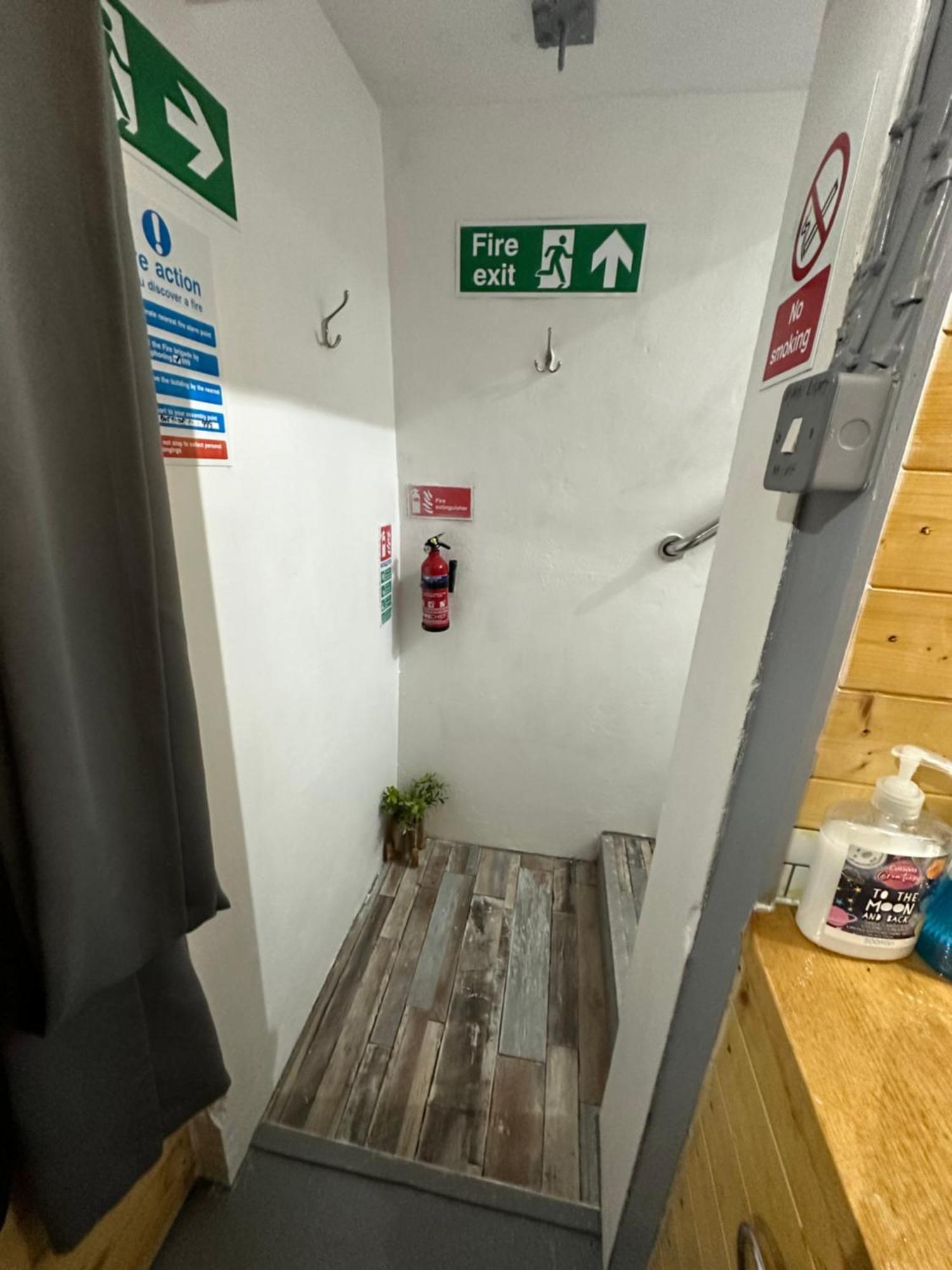 The Old Water Pumping Station Quirky Underground Hobbit House Apartment เพนแซนซ์ ภายนอก รูปภาพ