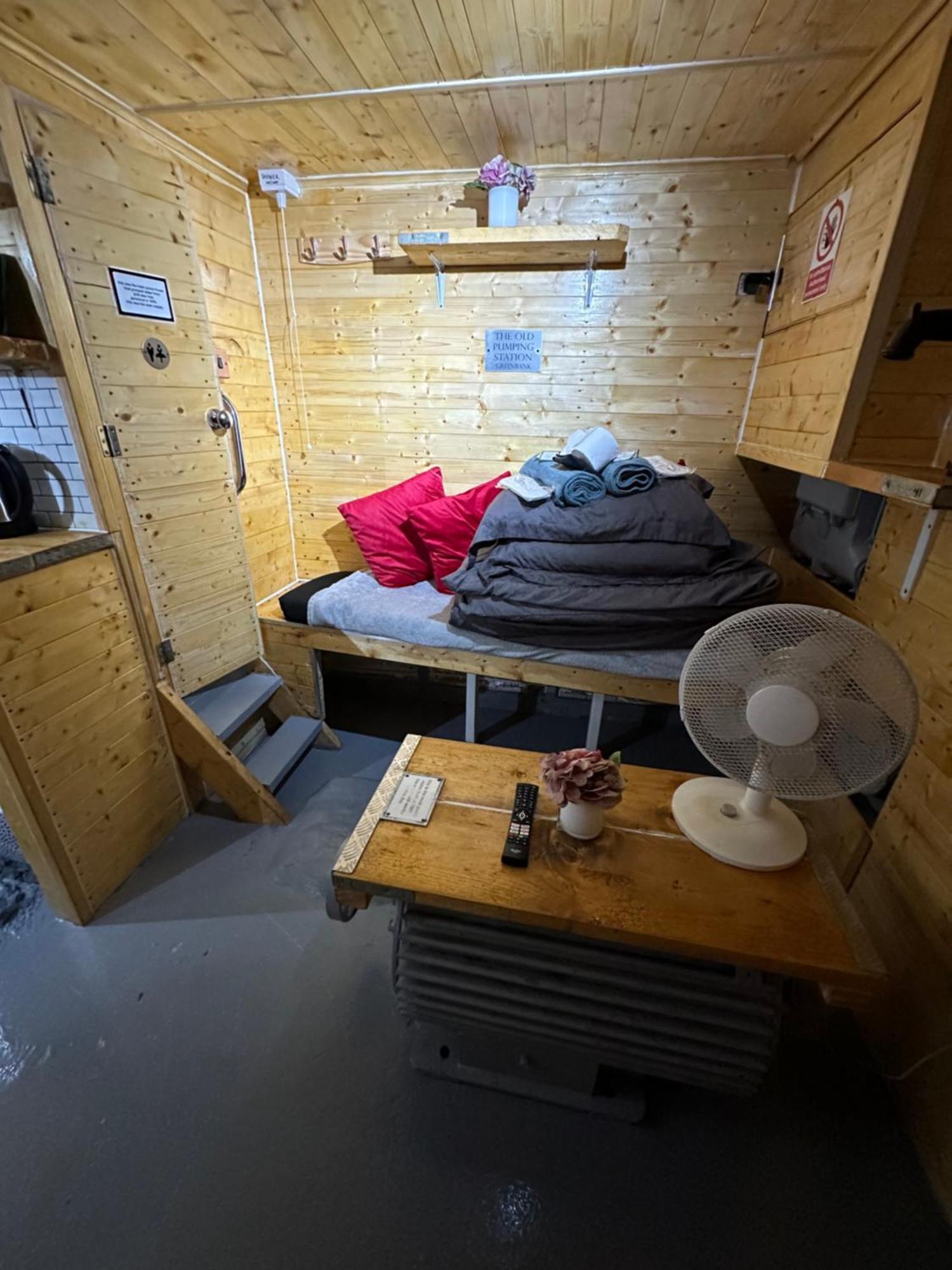 The Old Water Pumping Station Quirky Underground Hobbit House Apartment เพนแซนซ์ ภายนอก รูปภาพ