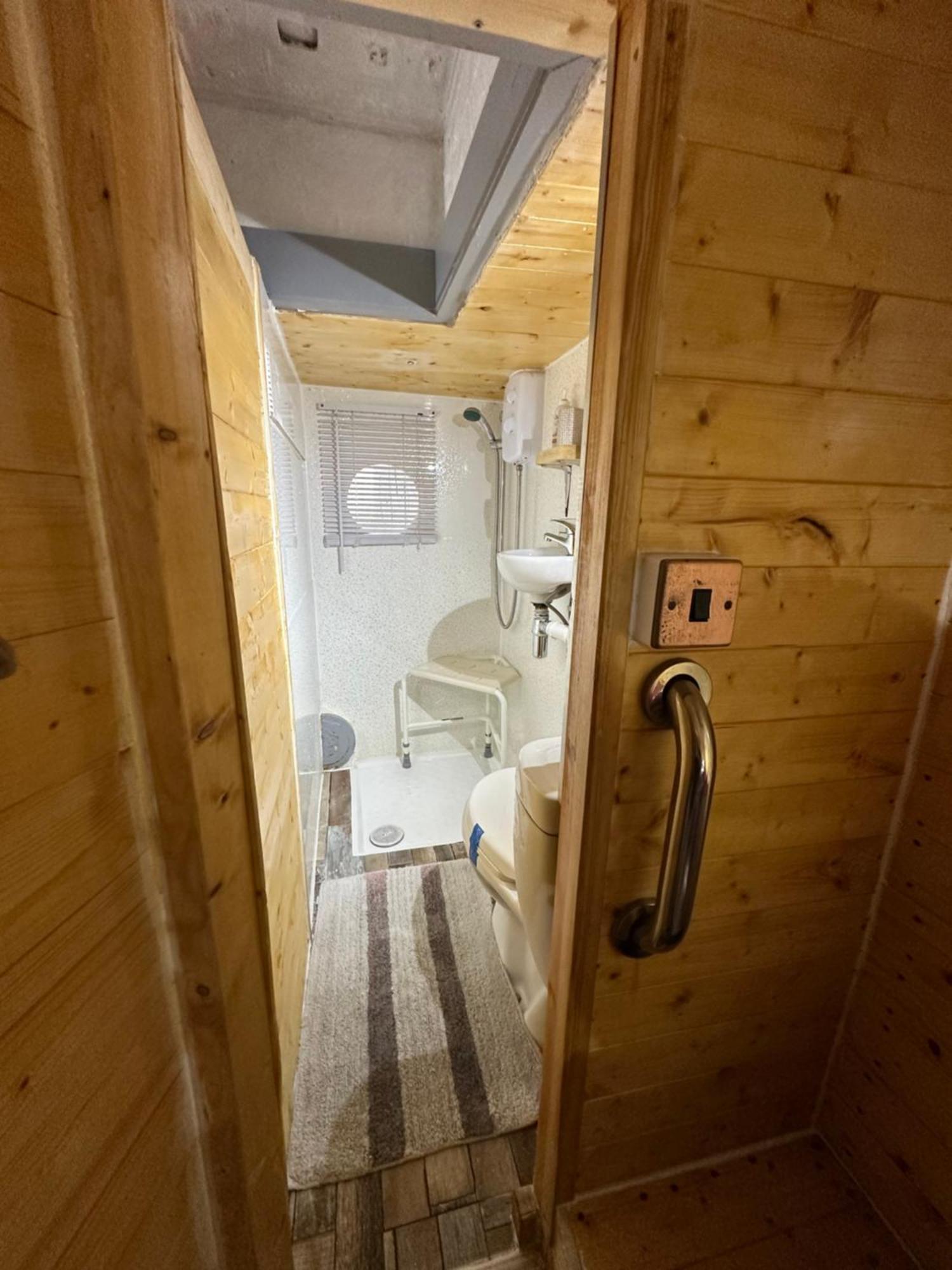 The Old Water Pumping Station Quirky Underground Hobbit House Apartment เพนแซนซ์ ภายนอก รูปภาพ