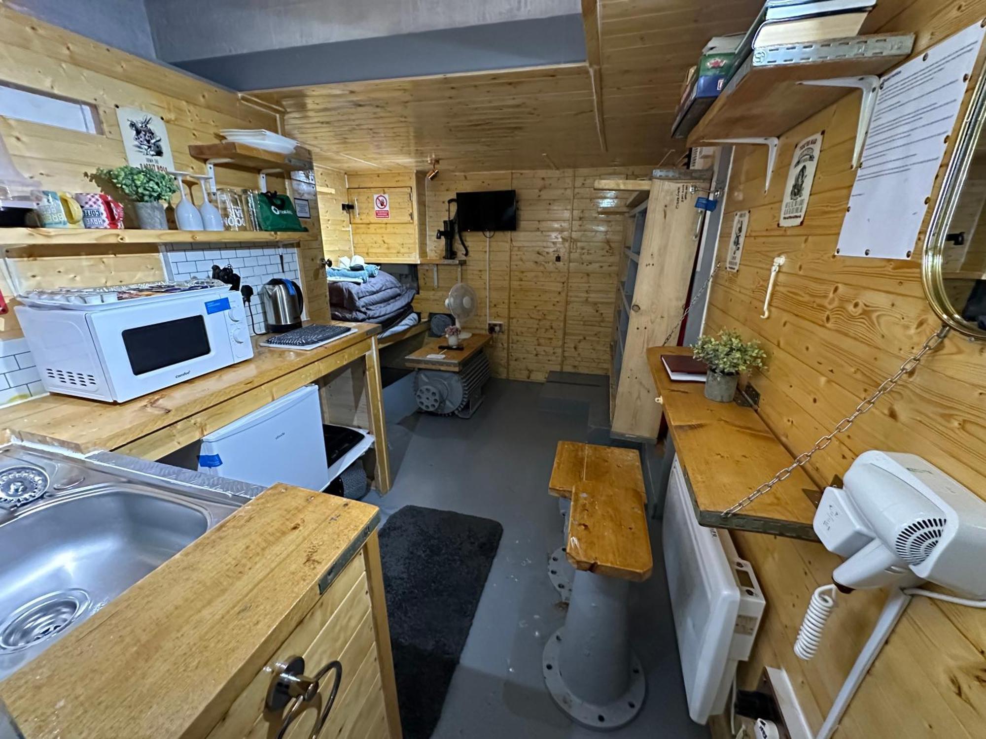 The Old Water Pumping Station Quirky Underground Hobbit House Apartment เพนแซนซ์ ภายนอก รูปภาพ